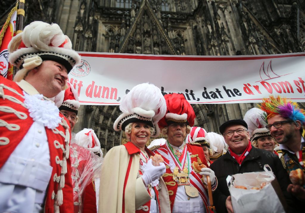 Der Straßenkarneval in Köln hat unter hohen Sicherheitsvorkehrungen begonnen. Doch das scheint die Feierlaune der Besucher nicht zu beeinträchtigen.