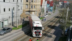 Der Lastwagen war im Gleisbereich stecken geblieben. Foto: Andreas Rosar/Fotoagentur Stuttgart