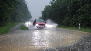 Land unter im Kreis Esslingen. Auch in anderen Teilen Baden-Württembergs hat Starkregen Straßen überschwemmt. Foto: Andreas Rosar Fotoagentur-Stuttg