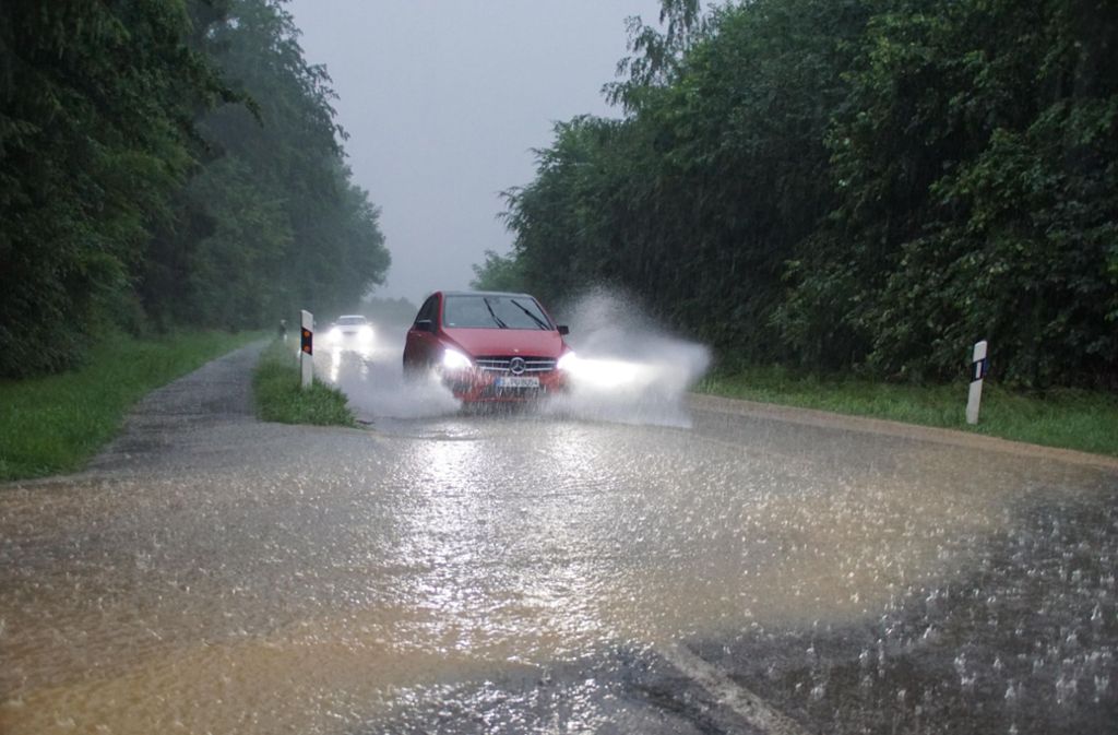 Land unter im Kreis Esslingen. Auch in anderen Teilen Baden-Württembergs hat Starkregen Straßen überschwemmt.