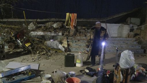 Ein Überlebender des Erdbebens  steht vor Gegenständen, die er aus seinem eingestürzten Haus  geborgen hat. Foto: dpa/Ng Han Guan