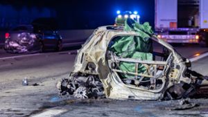 Unfall mit sieben Fahrzeugen - Mensch stirbt in brennendem Auto