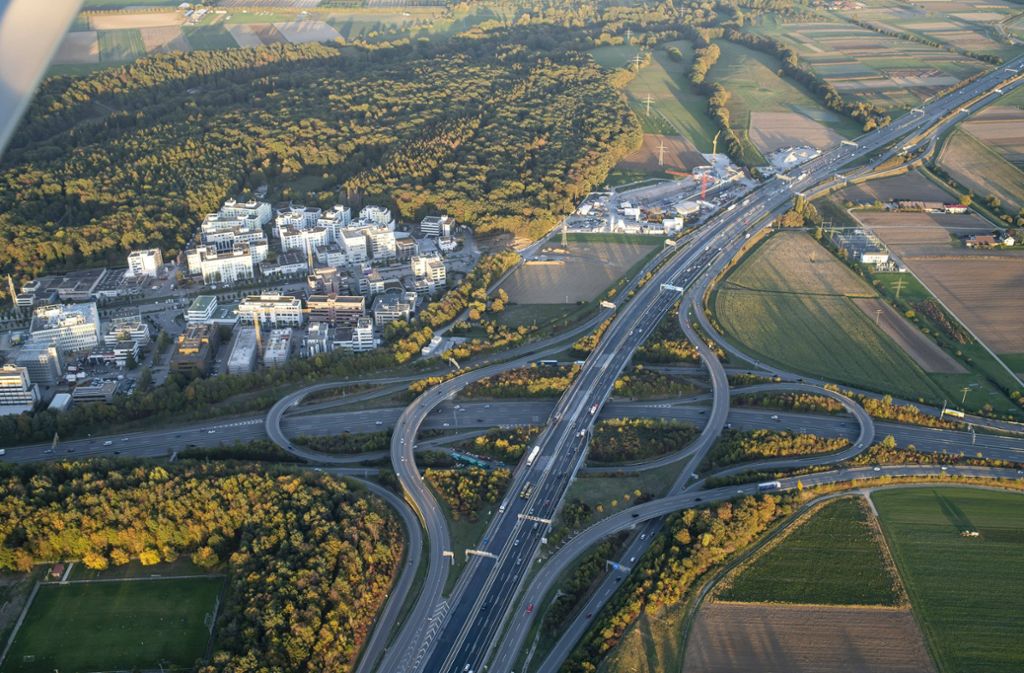 Von oben wird deutlich, warum das Autobahnkreuz der A8 an der Messe im Volksmund auch „Echterdinger Ei“ genannt wird.