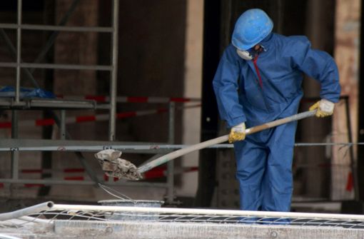 Wer auf dem Bau mit Asbest in Berührung kommen könnte, muss sich schützen. Der Schutzanzug muss nach Gebrauch abgesaugt werden und erst danach soll die Maske abgenommen werden. Foto: IG BAU