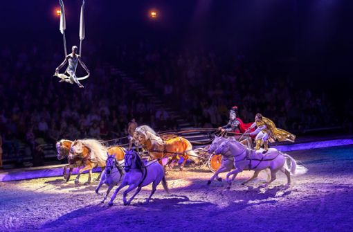 Spektakulärer Höhepunkt in der Cavalluna-Show „Welt der Fantasie“: Die Ungarische Post tritt gegen einen Pferdewagen zum  Rennen  zwischen „Vernunft“ und „Zweifel“ an. Foto: Cavalluna