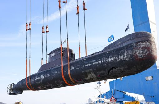 Das Unterseeboot U17 (maximale Tauchtiefe 100 Meter) der Bundesmarine wird auf dem Werftgelände vom Thyssenkrupp Marine System  auf ein Schwimmponton verladen (Archivbild). Foto: dpa/Frank Molter