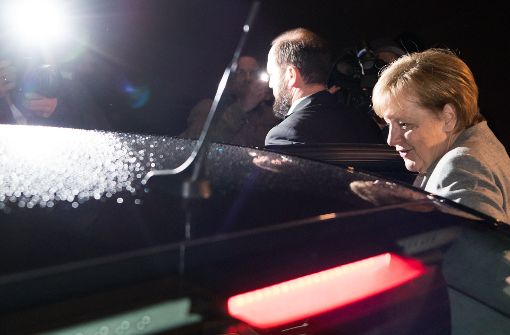 Abgang – Angela Merkel verlässt nach dem Scheitern der Verhandlungen den Ort des Geschehens. Foto: dpa