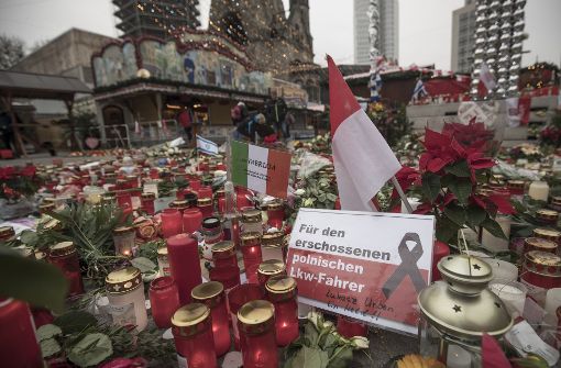 Am Breitscheidplatz in Berlin liegen Blumen und Kerzen für die Opfer des Anschlags. Foto: dpa