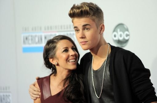 Justin Bieber (rechts) war der große Star der 40. American Music Awards. Er kam zusammen mit seiner Mutter Pattie Mallette (links) Foto: AP