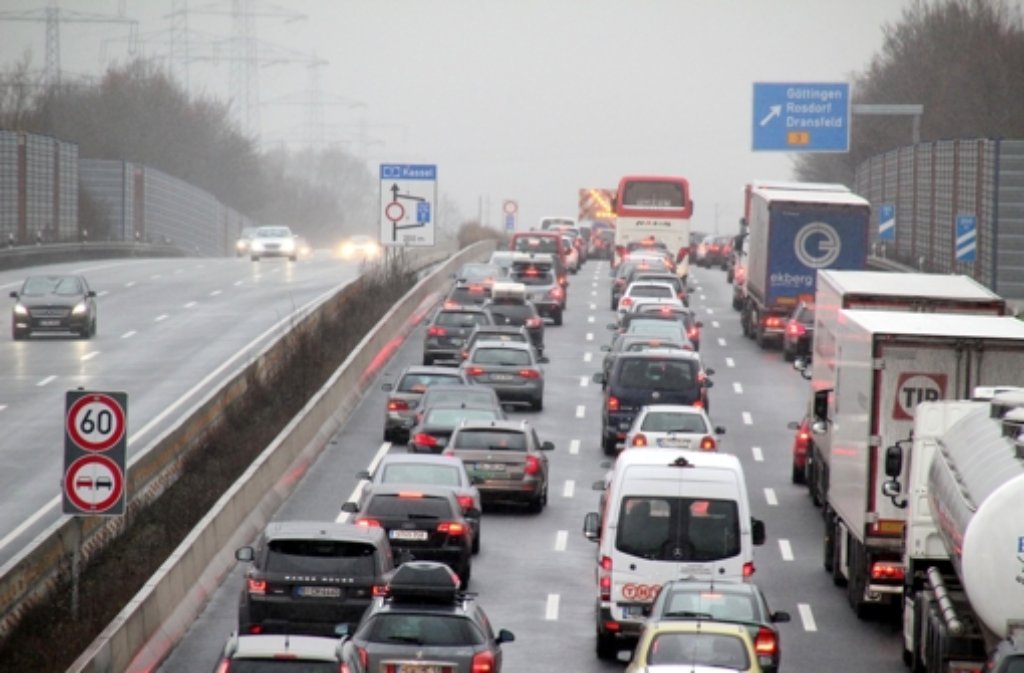 Autos stehen am Samstag auf der Autobahn 7 bei Göttingen im Stau. Ursache ist eine Vollsperrung der Autobahn nach einem Gefahrgutunfall am Freitag. Die Sperrung bleibt vermutlich noch einige Tage bestehen.