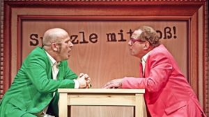 „Spätzle mit Soß!“ heißt es mit Berthold Biesinger und  Bernhard Hurm vom Theater Lindenhof in  Melchingen. Foto: -Richard Becker