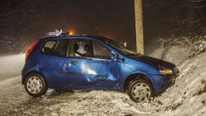 Stundenlanger Schneefall und teils glatte Straßen haben in Baden-Württemberg zu schweren Unfällen geführt. Foto: SDMG