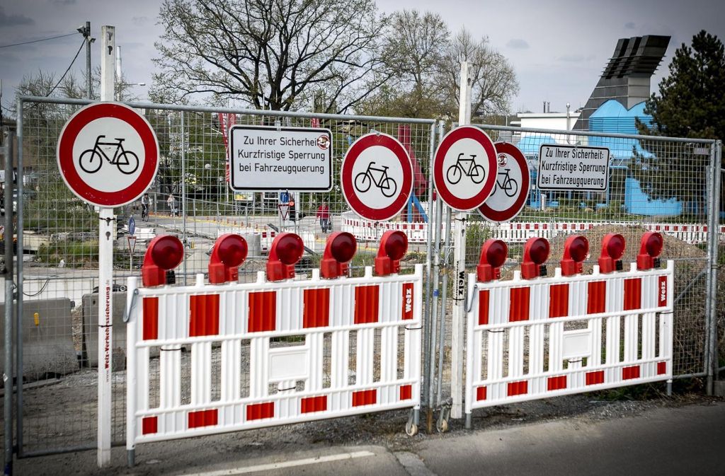 Fahrradfahren ist – wie hier beim Mineralbad Leuze – nicht überall in Stuttgart einfach. Das liegt nicht nur an Baustellen. Foto: 7aktuell.de/Andreas Friedrichs