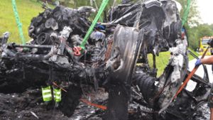 Totalschaden: Ein Auto ist nahe Engelsbrand in Brand geraten. Foto: 7aktuell.de/ igm