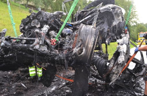 Totalschaden: Ein Auto ist nahe Engelsbrand in Brand geraten. Foto: 7aktuell.de/ igm