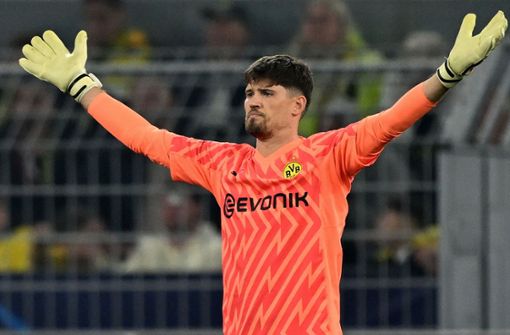Gregor Kobel  bleibt Borussia Dortmund erhalten. Foto: AFP/INA FASSBENDER