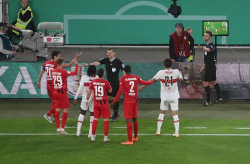 Hitzige Diskussionen: Spieler des VfB und der Eintracht in der Nachspielzeit bei Referee Daniel Schlager (1.v.r.). Foto: imago/Rudel