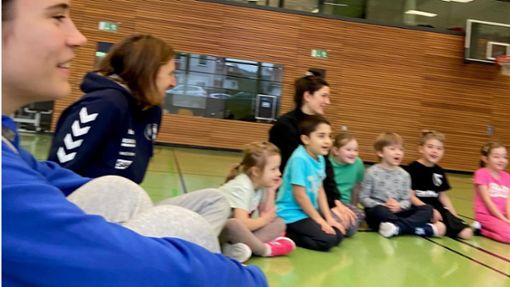 Handball-Schnuppern mit der HSG CaMüMax und TVB Stuttgart-Profi Jan Forstbauer: Der Grundschulaktionstag macht es möglich Foto: js/js