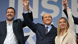 Von links: Matteo Salvini (Lega), Silvio Berlusconi (Forza Italia) und Giorgia Meloni (Fratelli d’Italia) stehen vor einem gemeinsamen Wahlsieg in Italien. Foto: AFP/ALBERTO PIZZOLI