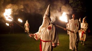Mitglieder des rassistischen Ku-Klux-Klans marschieren in einem Wald in den USA zu einer Zeremonie auf. Foto: dpa