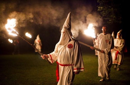 Mitglieder des rassistischen Ku-Klux-Klans marschieren in einem Wald in den USA zu einer Zeremonie auf. Foto: dpa
