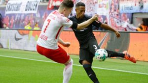 Dennis Aogo (rechts) vom VfB Stuttgart verletzte sich beim Spiel gegen RB Leipzig und fällt gegen den 1. FC Kaiserslautern aus. Foto: Pressefoto Baumann