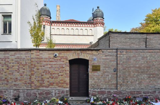 Weil sie standhielt, konnten viele weiterleben: Die Tür zur Synagoge in Halle, wo ein Attentat im Oktober stattgefunden hat. (Archivbild) Foto: dpa/Hendrik Schmidt