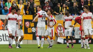 Der VfB-Kapitän Christian Gentner zeigt die Richtung an, doch in Dresden kann er das Stuttgarter Team nicht zusammenhalten. Foto: Getty