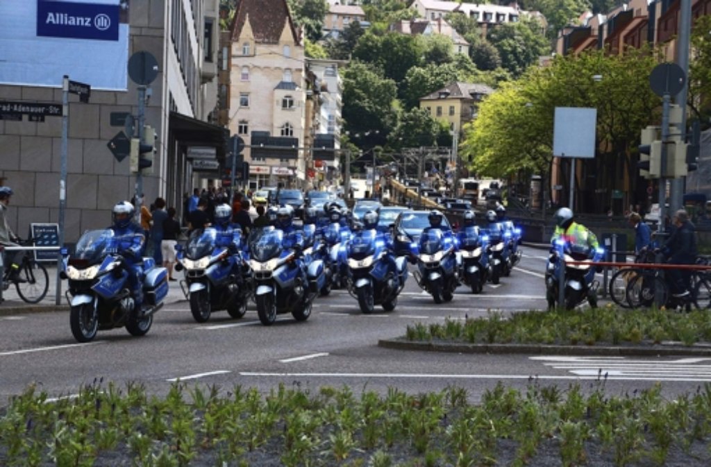 Mit blauen Polizeimotorrädern und geändertem Ampelprogramm: So kommt ein König schneller über den Charlottenplatz