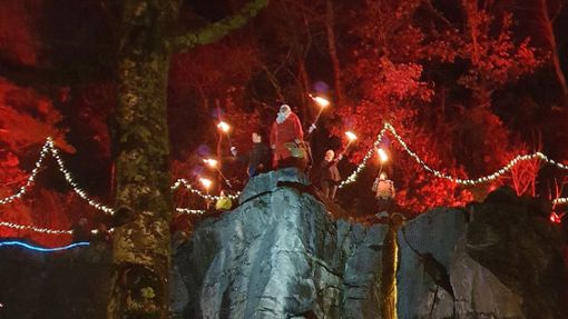 Bärtiger Mann im roten Gewand ganz oben am Fels – da ist die Bergweihnacht in Kernen-Stetten. Foto: Eva Herschmann