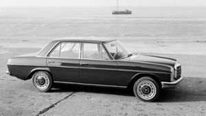 Im Jahr 1968 verkauft Mercedes-Benz die ersten Exemplare der „Strich-Acht“. Bis zum Produktionsstopp 1976 sollten es mehr als eine Million werden. Foto: Daimler AG
