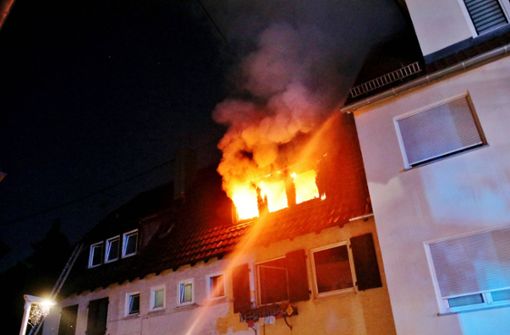 Beim Eintreffen der Feuerwehr schlugen Flammen aus dem zweiten Obergeschoss. Foto: 7aktuell.de/Kevin Lermer