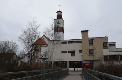 Der Turm der Kirche Christus König ist 33 Meter hoch und ist damit der höchste in Vaihingen. Das goldene Kreuz auf der Spitze ist weithin sichtbar. Foto: Alexandra Kratz