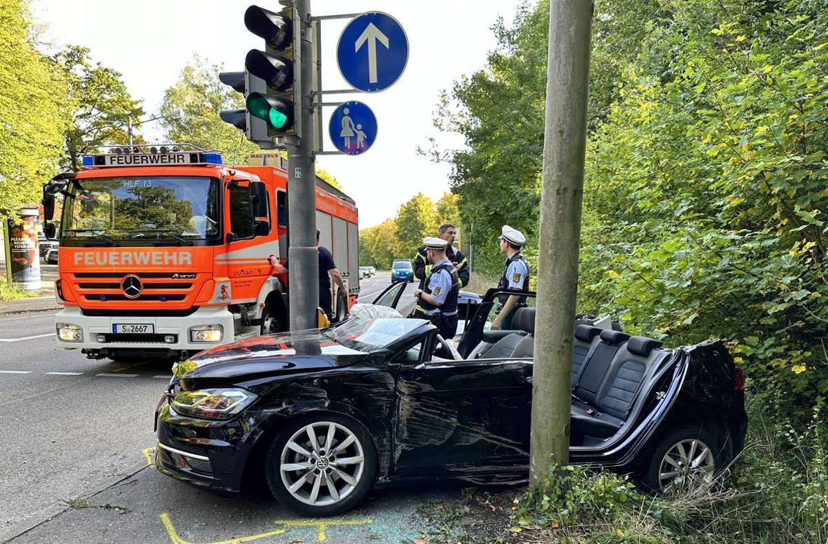 Die 70-jährige VW-Fahrerin war auf die Gegenfahrbahn geraten und gegen einen Ampelmast gefahren.