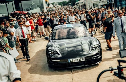 Fast ohne Tarnung ging  der  Taycan vor einigen Wochen schon vor der Weltpremiere beim  Festival of Speed im britischen Goodwood an den Start. Foto: Porsche