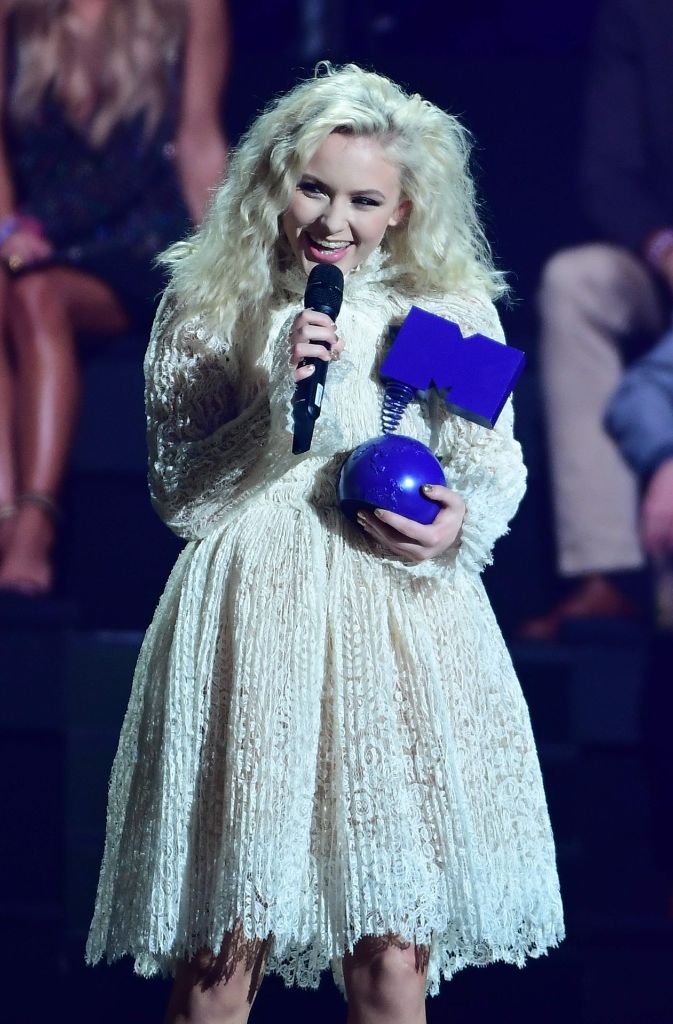 Was andere als Tagesdecke über ihr Bett werfen, hat sich die schwedische Sängerin Zara Larsson bei der Verleihung der MTV European Music Awards angezogen. Sie gewann in den Kategorien beste neue Künstlerin und „Best Worldwide Act“.