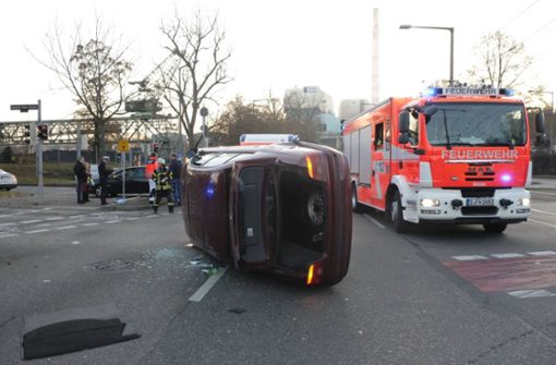 Ein Auto hat sich bei dem Unfall in Stuttgart-Münster überschlagen. Foto: 7aktuell.de/Frank Herlinger