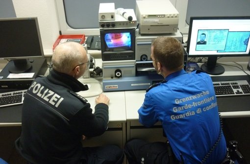 Gemeinsam im Einsatz in Basel: Beamte der Bundespolizei und der Schweizer Grenzwacht haben ihre ganz eigene Sicht auf die Flüchtlingswelle in Europa Foto: Bock