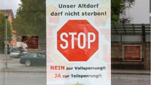 Protest: In den Schaufenstern von Altdorf sind die Bedenken und die Forderung vieler Betroffener deutlich formuliert. Foto: /Roger Bürke