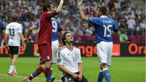 Bitterer Abend: Innenverteidiger Mats Hummels sinkt enttäuscht auf die Knie, während  Italiens Keeper Gianluigi Buffon (links) und  Andrea Barzagli den Einzug ins EM-Finale feiern. Foto: dpa