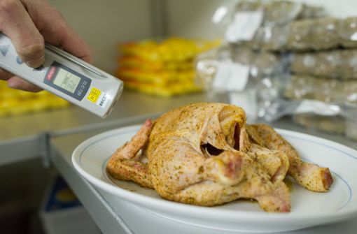 Der Krankheitserreger aus dem Hähnchenfleisch kann bei geschwächtem Immunsystem zu gefährlichen Erkrankungen führen. Foto: dpa