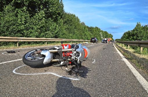 Nach einem Motorradunfall ist ein 67 Jahre alter Mann in Dettenheim ums Leben gekommen. (Symbolbild) Foto: dpa