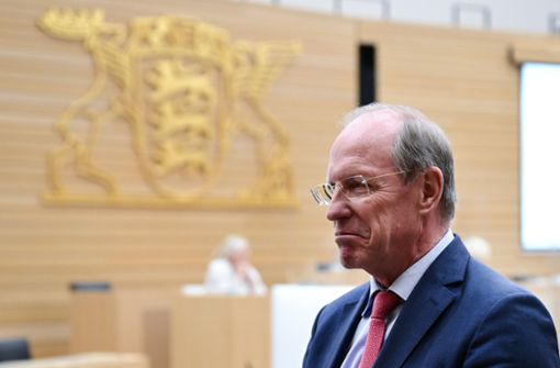 Wilfried Klenk (CDU) steht im Landtag im Plenarsaal als Zeuge in einem Untersuchungsausschuss. Foto: dpa/Bernd Weißbrod