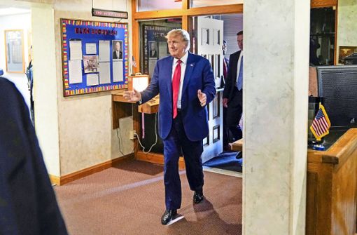 Donald Trump  besucht freiwillige Wahlkampfhelfer  in Des Moines, Hauptstadt  des Bundesstaates Iowa. Foto: dpa/Charlie Neibergall