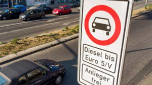 Fahrverbote, wie hier in Hamburg, verunsichern die Autokäufer. Foto: dpa