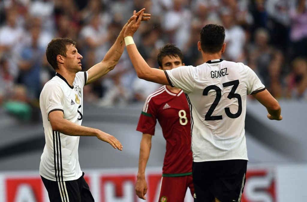 Thomas Müller und Mario Gomez bejubeln den Treffer zum 2:0 für die DFB-Elf.