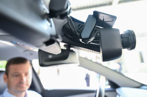 Die Polizei im Südwesten hat nun auch Zivilfahrzeuge mit sogenannten Dashcams ausgestattet. Foto: dpa/Bernd Weißbrod