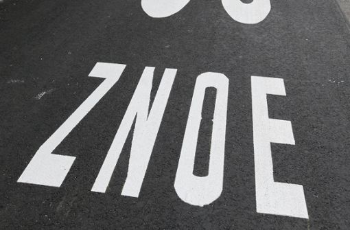 „30 Znoe“ statt „30 Zone“: Eine Fahrbahnmarkierung in Pforzheim. Foto: Pforzheimer Zeitung