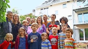 Die 17 „Nager“ auf einem Bild. Die vier Familien sind stolz auf das Geleistete. Endlich  wohnen sie in ihrem gemeinsamen Haus. Foto: z