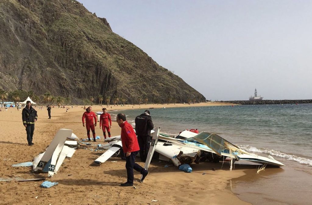 Rettungskräfte bei der Bergung des Kleinflugzeugs, das am 27. Dezember 2016 am Strand Las Teresitas auf Teneriffa notgelandet ist. Foto: dpa
